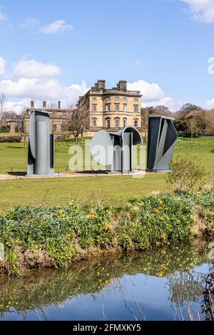 Une exposition au Yorkshire Sculpture Park YSP à Bretton Hall, Wakefield, West Yorkshire, Angleterre Royaume-Uni - Promenade 1996 par Anthony Caro Banque D'Images