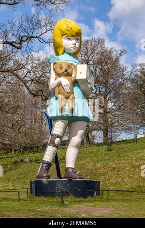 Une exposition au Yorkshire Sculpture Park YSP à Wakefield, West Yorkshire, Angleterre Royaume-Uni - Charity 2002-3 par Damien Hirst Banque D'Images