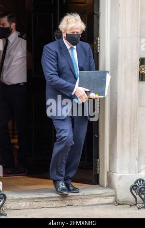 Londres, Royaume-Uni. 12 mai 2021. Le Premier ministre britannique, Boris Johnson, quitte le 10 Downing Street pour sa comparution hebdomadaire des questions du Premier ministre (QPM) à la Chambre des communes. Crédit : SOPA Images Limited/Alamy Live News Banque D'Images