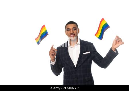 heureux homme d'affaires afro-américain avec maquillage tenant des drapeaux lgbt isolés sur blanc Banque D'Images