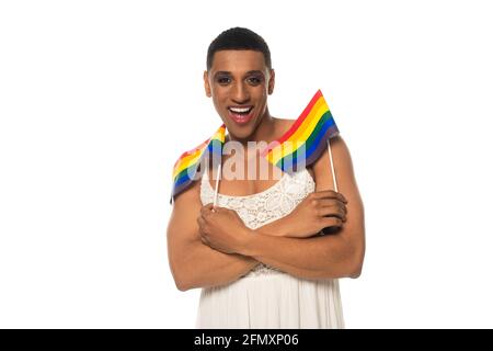 heureux afro-américain transvestite homme dans la sundress tenant des drapeaux lgbt isolé sur blanc Banque D'Images