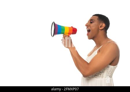 homme transgenre afro-américain dans la sundress criant dans haut-parleur isolé sur blanc Banque D'Images