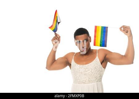 homme transgenre afro-américain regardant la caméra tout en tenant des lgbt drapeaux isolés sur blanc Banque D'Images