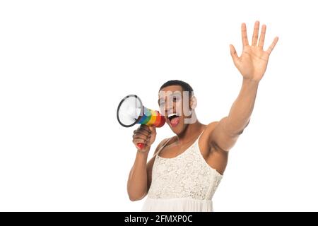homme transgenre afro-américain agitant la main tout en hurlant au mégaphone isolé sur blanc Banque D'Images