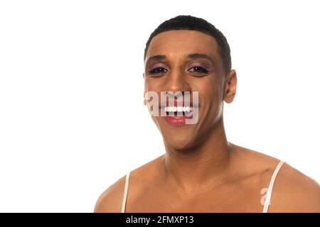 homme androgyne afro-américain joyeux avec maquillage souriant à la caméra isolé sur blanc Banque D'Images