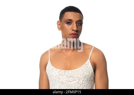 homme transgenre afro-américain dans la sundress et le maquillage regardant caméra isolée sur blanc Banque D'Images