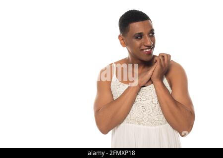 homme de travestis afro-américain souriant dans la sundress, en regardant loin isolé sur blanc Banque D'Images