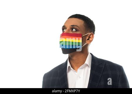 homme d'affaires afro-américain portant un masque médical dans les couleurs lgbt et vue isolée sur blanc Banque D'Images