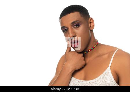 homme androgyne afro-américain qui se lasse du rouge à lèvres tout en regardant la caméra isolé sur blanc Banque D'Images