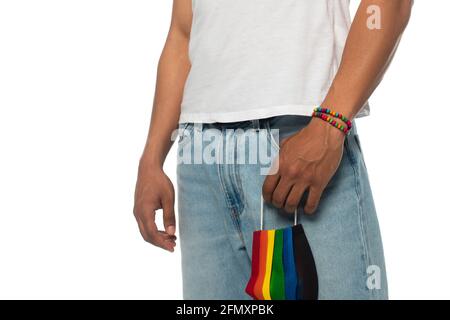 vue partielle de l'homme afro-américain portant un masque de protection couleurs lgbt isolées sur blanc Banque D'Images