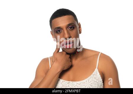 homme de travestie afro-américain avec maquillage et rouge à lèvres taché à l'aspect à la caméra isolée sur blanc Banque D'Images