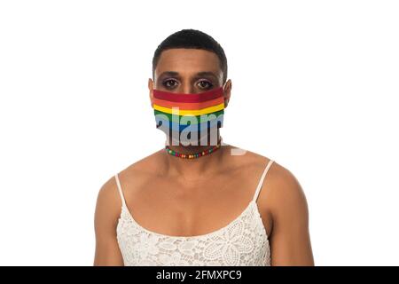 homme transvestite afro-américain dans les couleurs lgbt masque médical isolé sur blanc Banque D'Images