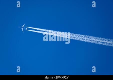 Boeing 787, avion à deux jets, traversant le ciel bleu Banque D'Images