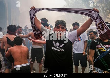 Les partisans de Salernitana célèbrent la promotion à Serie A dans les rues de la ville le 10 mai 2021 à Salerne, Italie. Pour la première fois en vingt-trois ans après avoir battu Pescara 0-3 de chez lui, Salernitana a gagné en promotion auprès de Serie A, première ligue de football italienne Banque D'Images