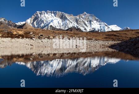 Vue panoramique de Lhotse et Nuptse face sud de roche miroir dans le petit lac, la région de l'Everest, le parc national de Sagarmatha, vallée de Khumbu, Solukhumbu, Népal Banque D'Images