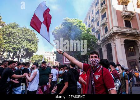 Les partisans de Salernitana célèbrent la promotion à Serie A dans les rues de la ville le 10 mai 2021 à Salerne, Italie. Pour la première fois en vingt-trois ans après avoir battu Pescara 0-3 de chez lui, Salernitana a gagné en promotion auprès de Serie A, première ligue de football italienne Banque D'Images