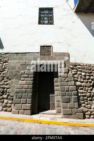 Douze angles de pierre, belle rue étroite et murs de bâtiments au centre de Cusco ou Cuzco ville, Pérou Banque D'Images