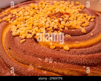 Gros plan de la glace au chocolat et au caramel torsadés dans un grand bol Avec arachides arrosées sur le dessus - mise au point sélective Banque D'Images