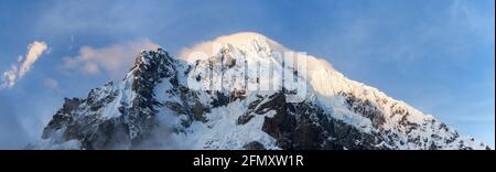 Coucher de soleil en soirée vue sur le mont Salkantay, les montagnes des Andes, Salcantay trek en chemin vers Machu Picchu, région de Cuzco au Pérou Banque D'Images