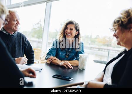 Équipe de professionnels d'entreprise ayant réunion sur un nouveau projet. des gens d'affaires souriants lors d'une réunion dans la salle de conférence. Banque D'Images