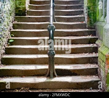 Un ensemble de marches en béton sur le sentier public le long de la rivière Wensum jusqu'au trottoir à côté de Riverside Road dans la ville de Norwich, Norfolk. Ceci s Banque D'Images