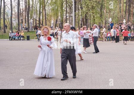 Ekaterinbourg, Russie - 9 mai 2021 : les couples seniors dansent dans le parc de printemps de la ville. Banque D'Images