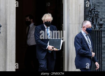 Londres, Royaume-Uni. 12 mai 2021: Le Premier ministre Boris Johnson quitte le numéro 10 Downing Street pour faire une déclaration au Parlement. Centre de Londres, Royaume-Uni. 12 mai 2021. Crédit : Martin Evans/Alay Live News Banque D'Images