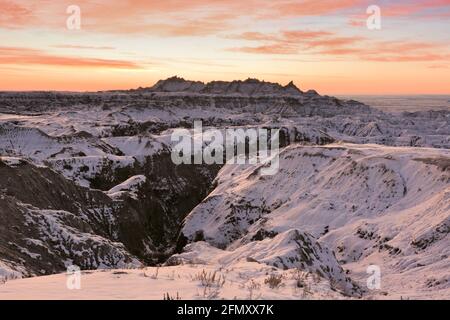 Snow-covered spires and canyons greet the sunrise in the South Dakota badlands Banque D'Images