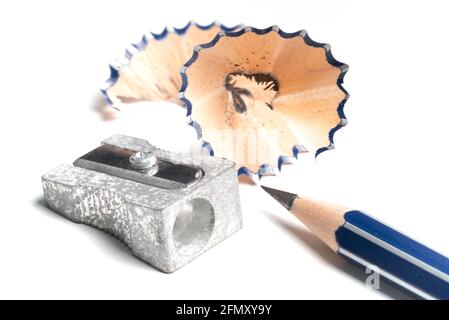 vue en grand angle d'un crayon net, d'un taille-crayon et de copeaux sur un bureau blanc Banque D'Images