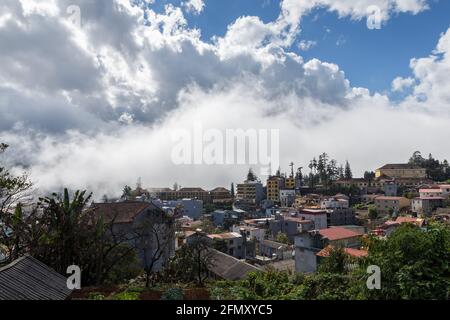 Sapa, Vietnam - 20 novembre 2018 : vue sur la ville de sa Pa. Sapa dans le brouillard et les nuages. Banque D'Images