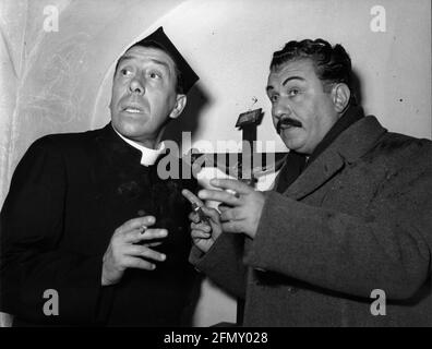 Le retour de Don Camillo le retour de Don Camillo Année : 1953 France / Italie Fernandel, Gino Cervi Réalisateur : Julien Duvivier Banque D'Images