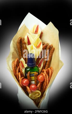 Varsovie, Pologne - 26 avril 2021 : bouquet alcoolique, un cadeau original pour un homme. Bouquet de viande et de fromage. Bouquet de saucisses, légumes, fromage, brea Banque D'Images