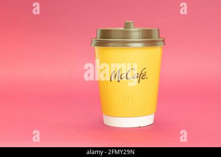 Varsovie, Pologne - 26 avril 2021 : tasse de café en papier avec logo McDonald's. Arrière-plan avec espace pour le texte Banque D'Images