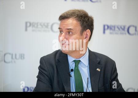 Der britische Handelsminister Greg Hands ( Tories ) stellt sich am 12. Mai 2021 à München den Fagen der journaliste*innen. * le ministre britannique de la politique commerciale Gregory William Hands (Parti conservateur) a répondu aux questions des journalistes le 12 2021 mai à Munich, en Allemagne. (Photo par Alexander Pohl/Sipa USA) crédit: SIPA USA/Alay Live News Banque D'Images