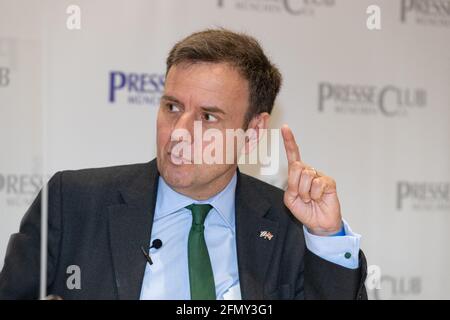 Der britische Handelsminister Greg Hands ( Tories ) stellt sich am 12. Mai 2021 à München den Fagen der journaliste*innen. * le ministre britannique de la politique commerciale Gregory William Hands (Parti conservateur) a répondu aux questions des journalistes le 12 2021 mai à Munich, en Allemagne. (Photo par Alexander Pohl/Sipa USA) crédit: SIPA USA/Alay Live News Banque D'Images