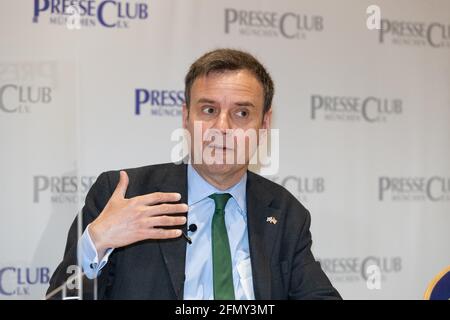 Der britische Handelsminister Greg Hands ( Tories ) stellt sich am 12. Mai 2021 à München den Fagen der journaliste*innen. * le ministre britannique de la politique commerciale Gregory William Hands (Parti conservateur) a répondu aux questions des journalistes le 12 2021 mai à Munich, en Allemagne. (Photo par Alexander Pohl/Sipa USA) crédit: SIPA USA/Alay Live News Banque D'Images