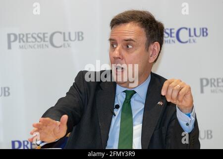 Der britische Handelsminister Greg Hands ( Tories ) stellt sich am 12. Mai 2021 à München den Fagen der journaliste*innen. * le ministre britannique de la politique commerciale Gregory William Hands (Parti conservateur) a répondu aux questions des journalistes le 12 2021 mai à Munich, en Allemagne. (Photo par Alexander Pohl/Sipa USA) crédit: SIPA USA/Alay Live News Banque D'Images