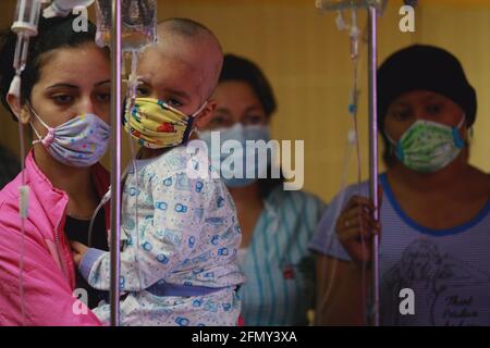 Venezuela-Maracaibo-29/11/2011- les enfants atteints de cancer reçoivent un traitement de chimiothérapie. © JOSE ISAAC BULA URRUTIA Banque D'Images