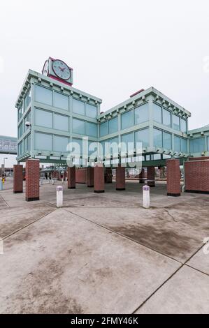 Auburn Transit Station Plaza près de la gare ferroviaire d'Auburn, Washington. Banque D'Images