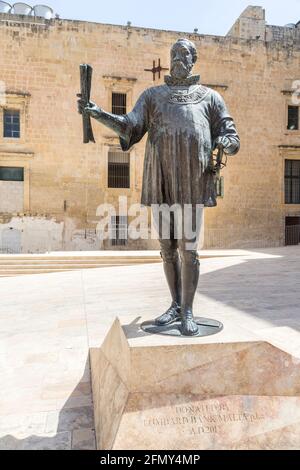 Statue du Grand Maître Jean de Valette, fondateur de la Valette, sur la rue du Sud, la Valette, Malte, Don de Lombard Bank Banque D'Images