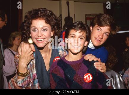 Valérie Harper, Jeremy Licht et Jason Bateman Circa années 80 crédit : Ralph Dominguez/MediaPunch Banque D'Images