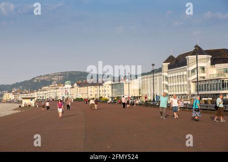 Personnes sur la promenade du front de mer, Llandudno, Conwy, pays de Galles, Royaume-Uni Banque D'Images