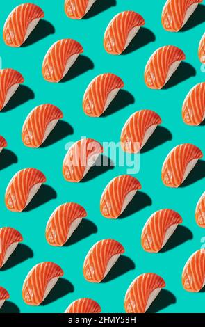 Motif de nigiri avec saumon isolé sur fond turquoise Banque D'Images