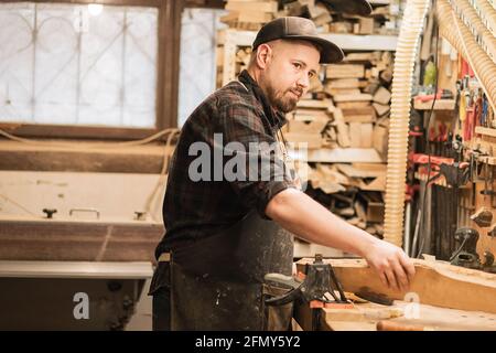 Menuisier travaillant avec du bois en atelier Banque D'Images