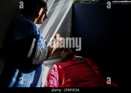 Venezuela-Maracaibo-29/11/2011- un oncologue d'enfant vérifie un patient atteint d'un cancer © JOSE ISAAC BULA URRUTIA Banque D'Images