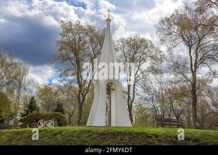 YAROSLAVL, RUSSIE - 07 MAI 2021 : vue de la chapelle de l'icône Kazan de la mère de Dieu, un jour nuageux de mai Banque D'Images