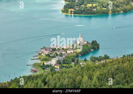 Vue aérienne sur le lac Worthersee en Autriche, voyage d'été des Banque D'Images