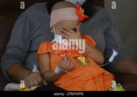 Venezuela-Maracaibo-29/11/2011- Une petite fille atteinte d'un cancer reçoit un traitement de chimiothérapie. © JOSE ISAAC BULA URRUTIA Banque D'Images