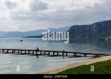 Jetée sur le lac de Garde Banque D'Images