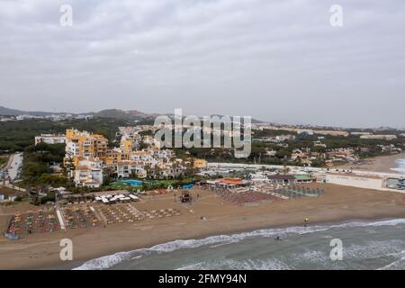 Vue sur la plage de Cabopino à Marbella, Espagne Banque D'Images